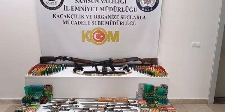 Samsun’da bir evde çok sayıda silah ve bıçak ele geçirildi