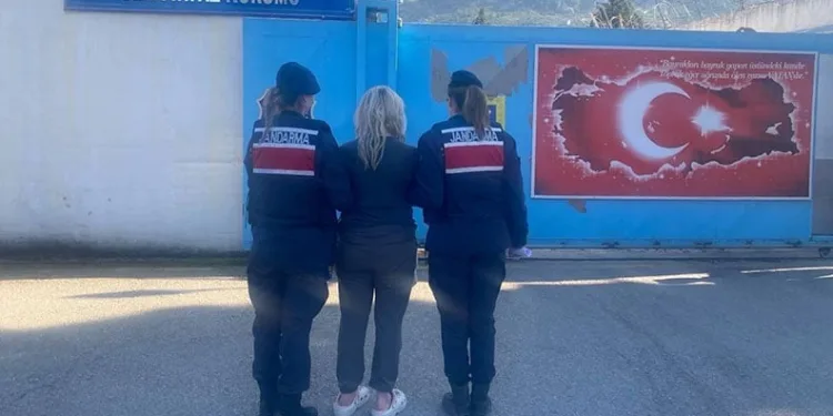 Evinde uyuşturucu maddelerle yakalanan kadın tutuklandı