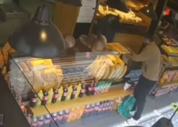 Bursa’da bağış kumbarasını çalan şahıs kameraya yakalandı