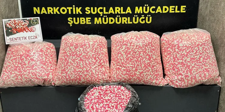 İzmir’de araçta 160 binden fazla uyuşturucu hap ele geçirildi