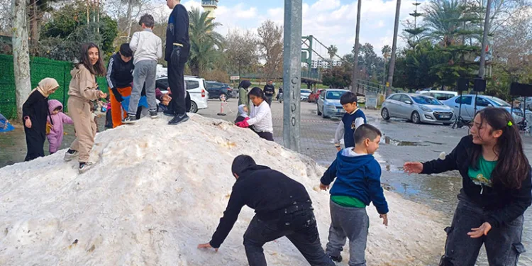 Adana’da çocukların kar sevinci