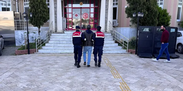 Ataşehir’de bilincini kaybeden sürücü araçlara çarparak durdu
