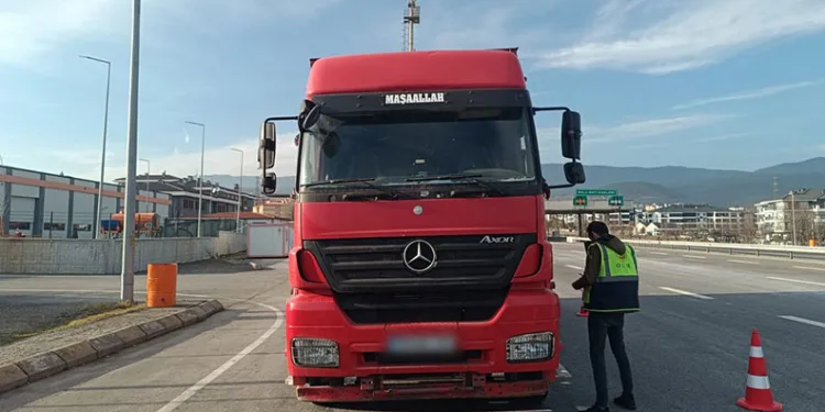 Otomobille çarpışan motosikletlinin metrelerce sürüklendiği kaza kamerada