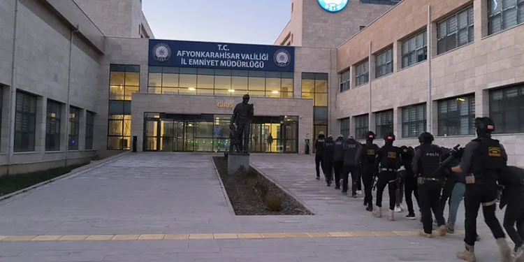 Hafif ticari araç refüje çıktı: 1 yaralı