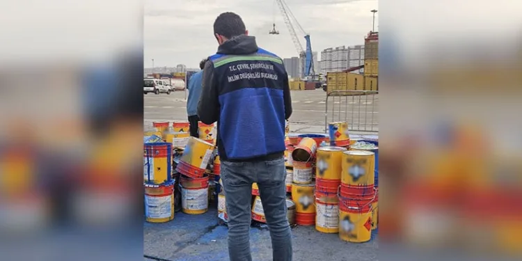 Fidanlar çocukların elinde toprakla buluştu