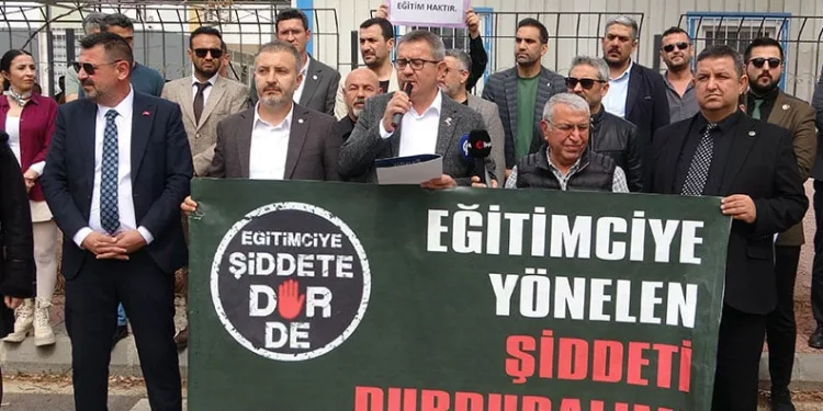 Anaokulu müdür yardımcısına veli tokadı protesto edildi
