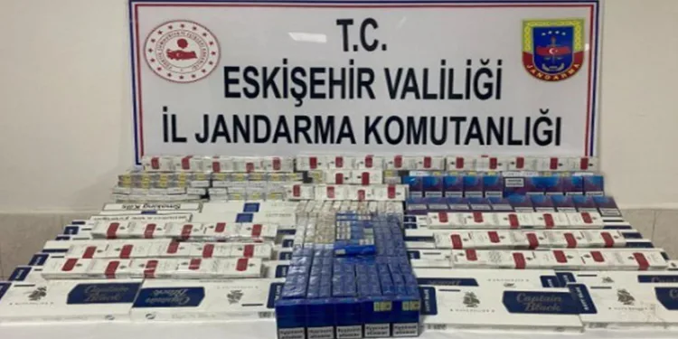 Kaçak sigara satan şüpheli jandarmadan kaçamadı