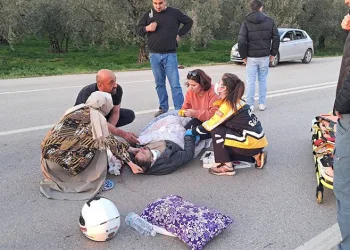 Bursa’da kaza yapan motosiklet sürücüsüne ilk müdahaleyi yoldan geçen doktor yaptı