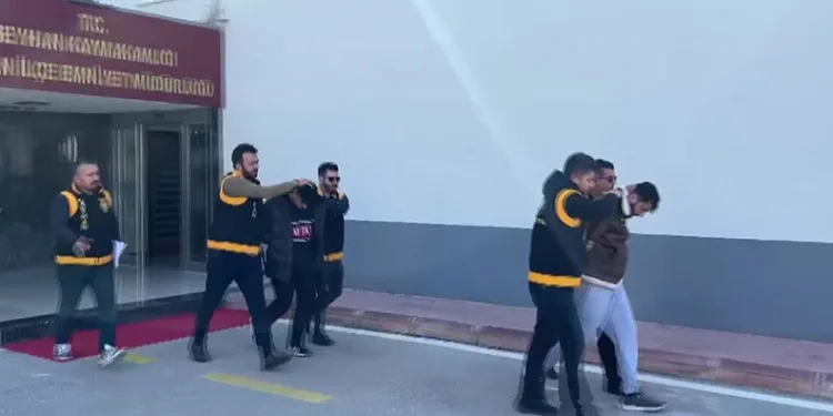 Bakan Yerlikaya, sahipsiz köpeklerin saldırdığı Tunahan’ı ve ailesini ziyaret etti