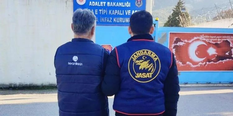Yoldan çıkıp devrilen tır alev alev yandı