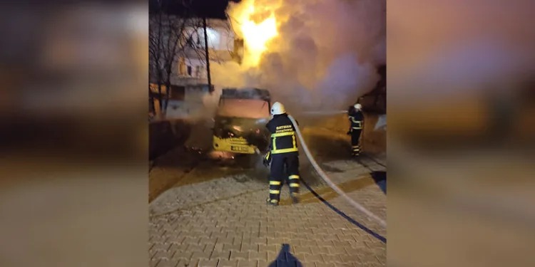 Ataşehir’de bilincini kaybeden sürücü araçlara çarparak durdu