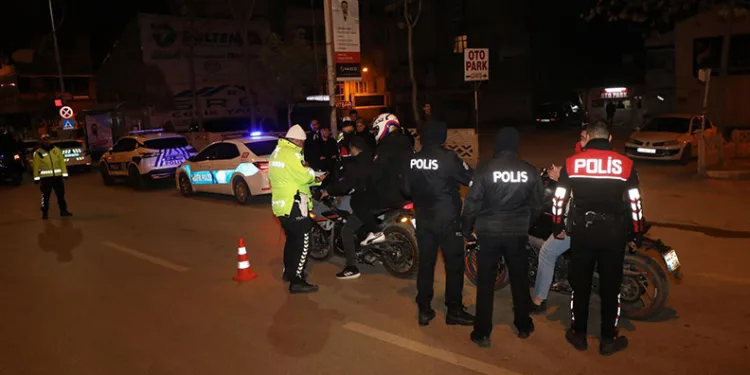 Ataşehir’de bilincini kaybeden sürücü araçlara çarparak durdu