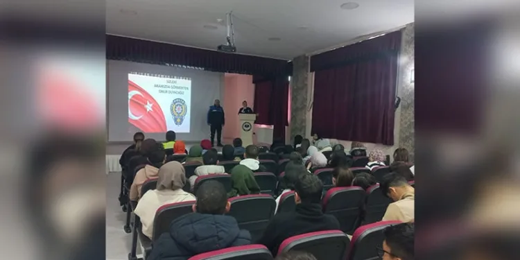 Emniyet ekipleri öğrencileri bilgilendirdi