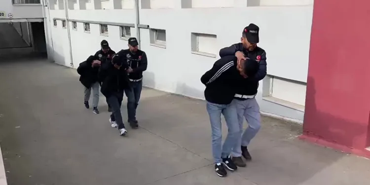 Bakan Yerlikaya, sahipsiz köpeklerin saldırdığı Tunahan’ı ve ailesini ziyaret etti