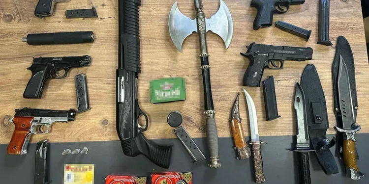 Hafif ticari araç refüje çıktı: 1 yaralı