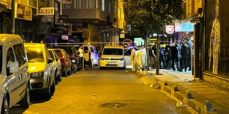 Bağcılar’da motosikleti şüpheliler iki kişiye silahlı saldırı düzenledi: 1 ölü, 1 yaralı