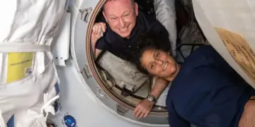 Uzayda mahsur kalan NASA astronotlarının dünyaya dönüş yolcuğu başladı