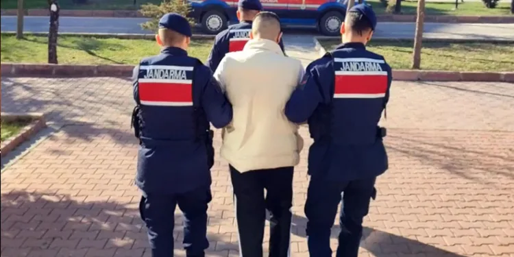 Otomobille çarpışan motosikletlinin metrelerce sürüklendiği kaza kamerada