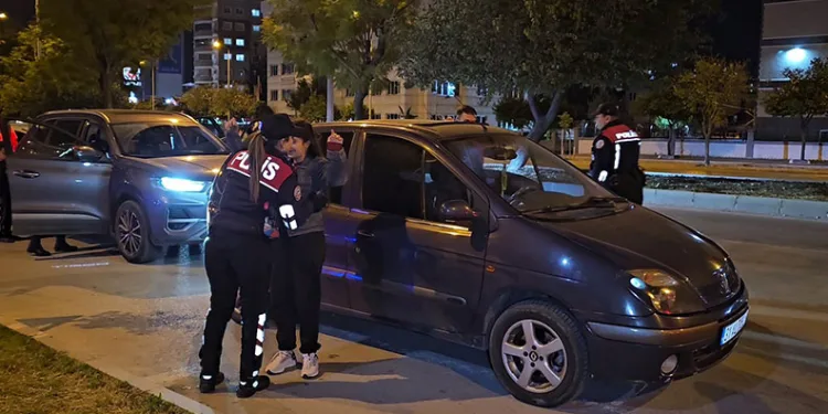 Adana’da polis kenti adeta ablukaya aldı, 106 suçlu yakalandı