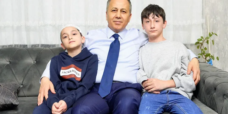 Bakan Yerlikaya, sahipsiz köpeklerin saldırdığı Tunahan’ı ve ailesini ziyaret etti