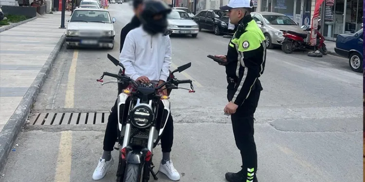 Otomobille çarpışan motosikletlinin metrelerce sürüklendiği kaza kamerada