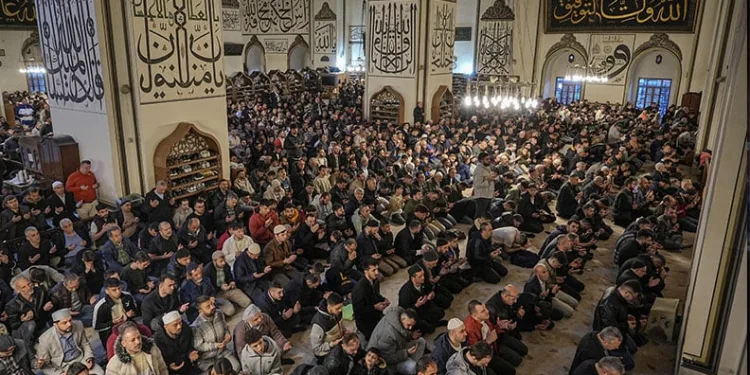 Bursa Valisi Ayyıldız, bayram öncesi çocukları ve büyükleri unutmadı