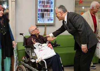 Bursa Valisi Ayyıldız, bayram öncesi çocukları ve büyükleri unutmadı