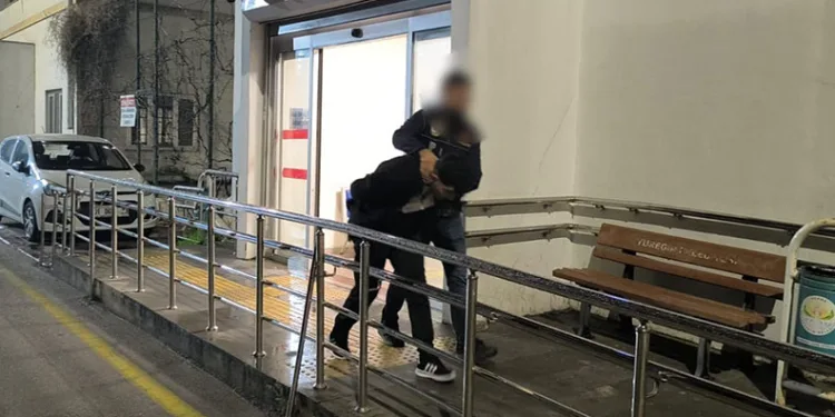 Adana’da 15 yıl hapisle aranan torbacı saklandığı evde yakalandı