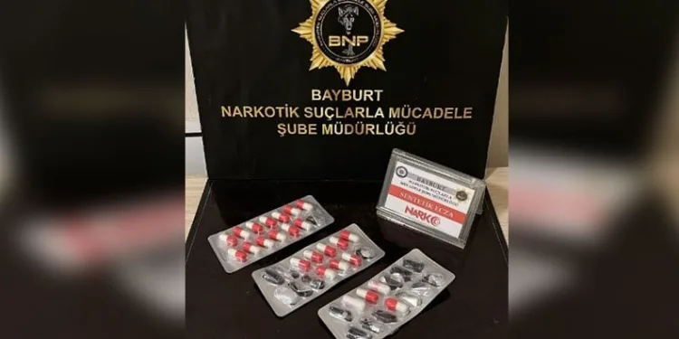 Bayburt’ta bir miktar uyuşturucu madde ve bir adet ruhsatsız tabanca ele geçirildi