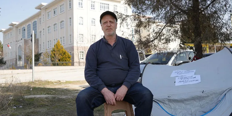 Yoldan çıkıp devrilen tır alev alev yandı