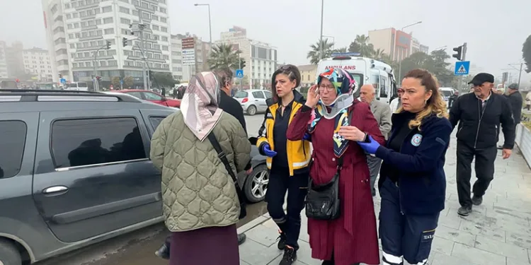 Hafif ticari araç ile otomobil çarpıştı: 2 yaralı