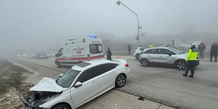 Yoğun sis kazayı beraberinde getirdi: 6 yaralı