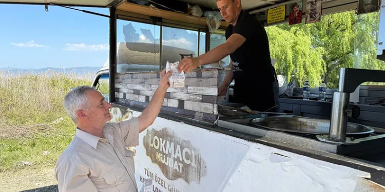 Papa Francis adına lokma döktürdü