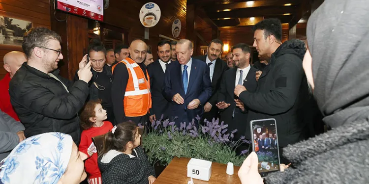 Erdoğan’dan geceyi dışarda geçiren vatandaşları ziyaret