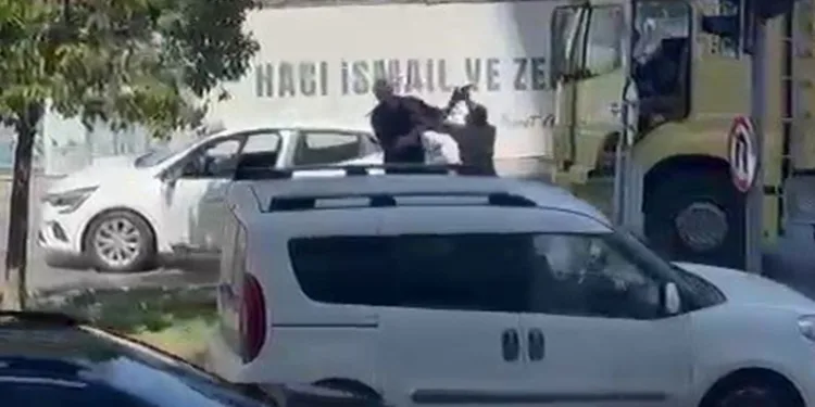 Trafikte dehşet: Kamyon şoförü çekiçle saldırdı