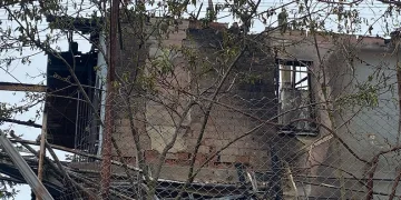 İki katlı ev alev alev yandı