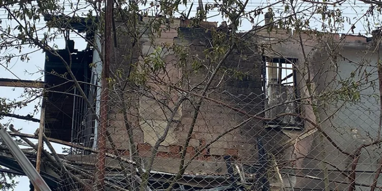İki katlı ev alev alev yandı