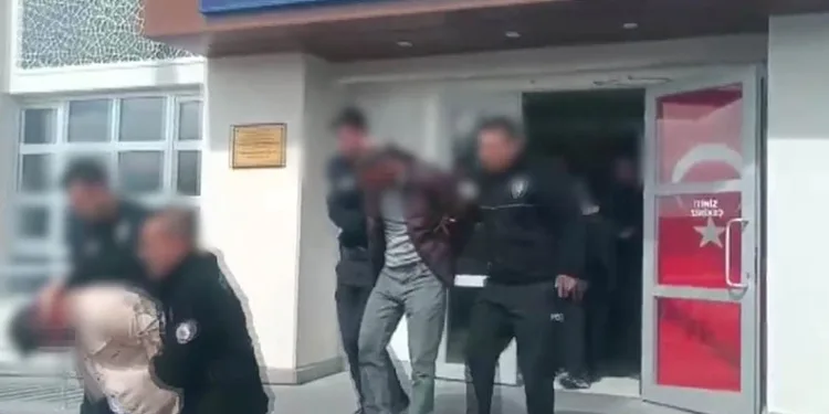 Kuyuya düşen inek iş makinesine bağlanan halatla çıkartıldı