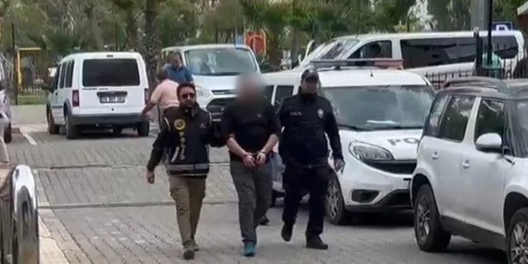 Yakalanacağını anlayınca annesini eve kilitledi