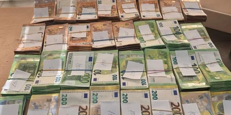 Yatağın altına gizlediği 524 bin 940 euro ile yakalandı