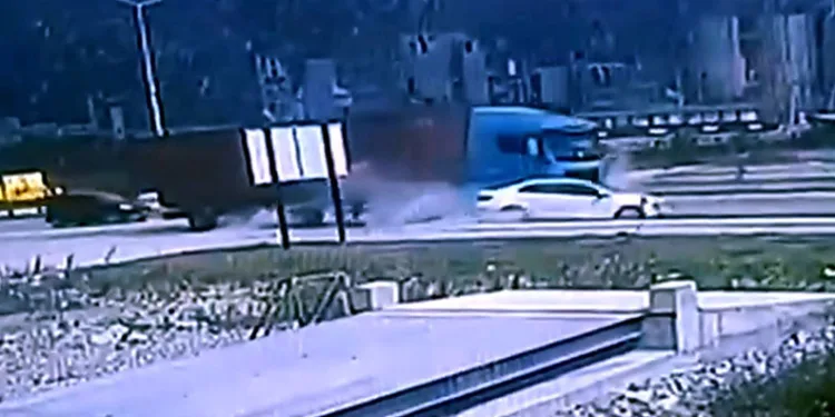 Tırın çarptığı otomobil metrelerce sürüklendi