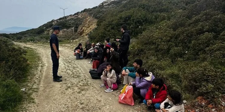 İzmir’de düzensiz göçmen mesaisi