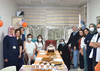 Bursa’da çocuklar doktorlarıyla kutlama yaptı