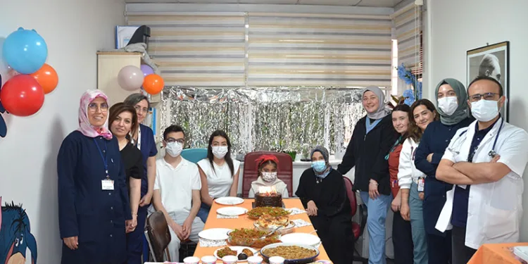 Bursa’da çocuklar doktorlarıyla kutlama yaptı