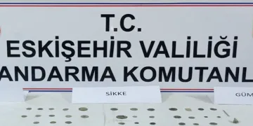 Ellerindeki tarihi eserlere müşteri ararken jandarmaya yakalandılar