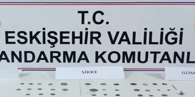 Ellerindeki tarihi eserlere müşteri ararken jandarmaya yakalandılar
