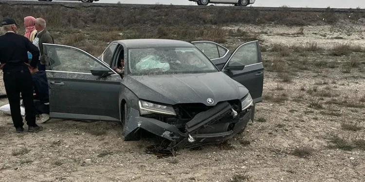 Yoldan çıkan otomobil boş araziye inerek durabildi: 3’ü çocuk 5 yaralı