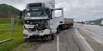 Bitlis’te tır ile minibüs çarpıştı