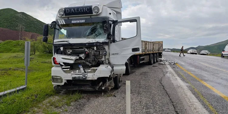 Bitlis’te tır ile minibüs çarpıştı