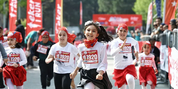 Binlerce çocuk 23 Nisan coşkusuyla koştu
